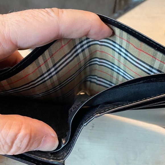 Burberry compact wallet in smooth black leather - Picture 11 of 12